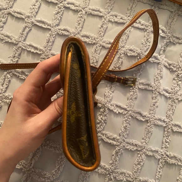 Authentic Louis Vuitton Florentine Waist Bag - Picture 5 of 11